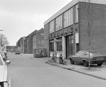 881540 Gezicht op de Hogelanden W.Z. te Utrecht, met rechts het garagebedrijf Europal (Hogelanden W.Z. 61) en in het ...